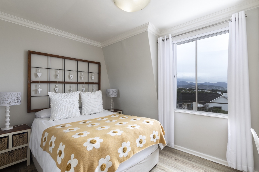 To Let 4 Bedroom Property for Rent in Heldervue Western Cape